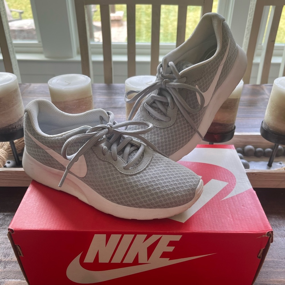 Nike Tanjun Size 6 - Like New - Only Worn 2-3 Times.        Smoke-Free Home